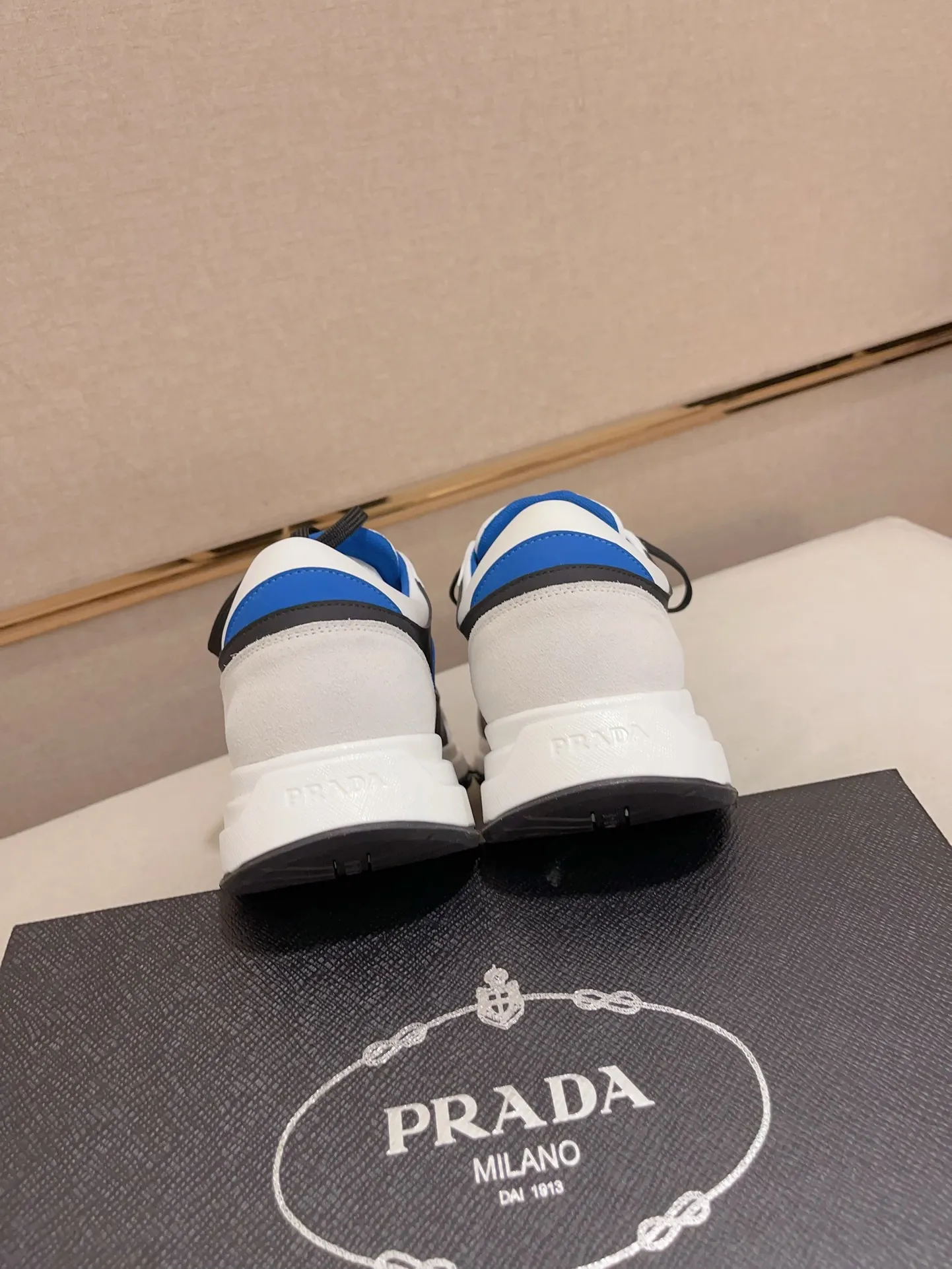 Men's shoes 💰 462💰🇮🇹🇮🇹PRADA (Prada) top 🔍🔍 new models are on sale at the same time at the counter, uppers 🇮🇹 Italian imported first-layer cowhide fabric Fully imported genuine leather lining 💪💪, completely 1⃣️ to 1⃣️ replica 🇮🇹💪💪, ⚠ sole: original sole provided by the original factory, exclusive movable molded foam outsole super comfortable, ⚠ original factory follow-up, 🔍🔍 high quality, you can go in and out of the counter at will, welcome to compare⚠. Code number: 38-44 (45.46 is custom-made and cannot be returned or exchanged)
